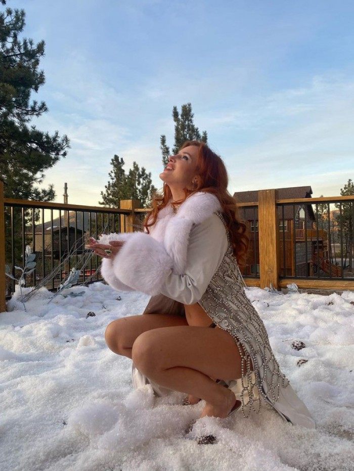 Bella Thorne faz ensaio sensual em meio a neve