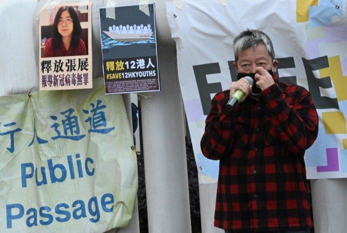 O ativista pela democracia Lee Cheuk-Yan protesta pedindo liberdade à Zhang Zhan condenada a quatro anos de prisão após cobrir a pandemia em Wuhan