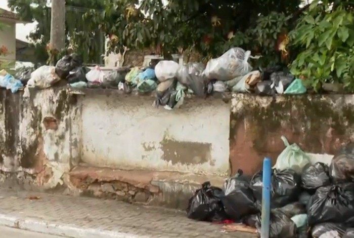 Com o fechamento do aterro sanitário, as ruas de Magé estão com acúmulo de lixo