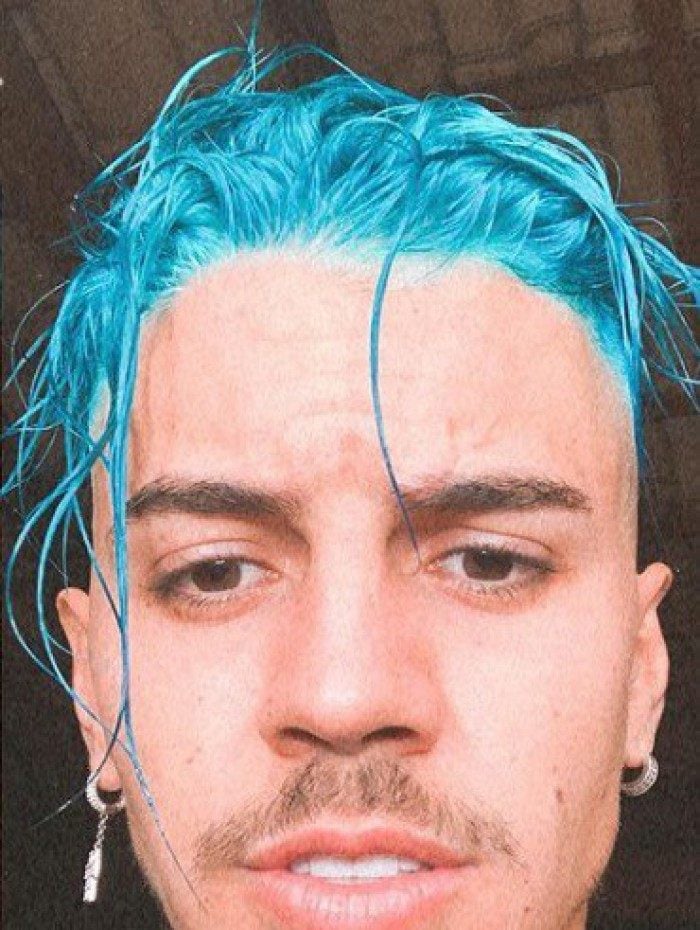 Biel pinta o cabelo de azul