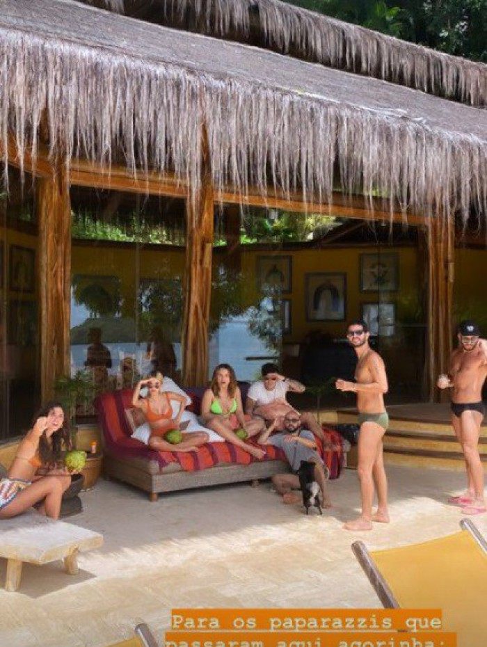 Bruna Marquezine, Rafa Kalimann e Manu Gavassi posam com os amigos