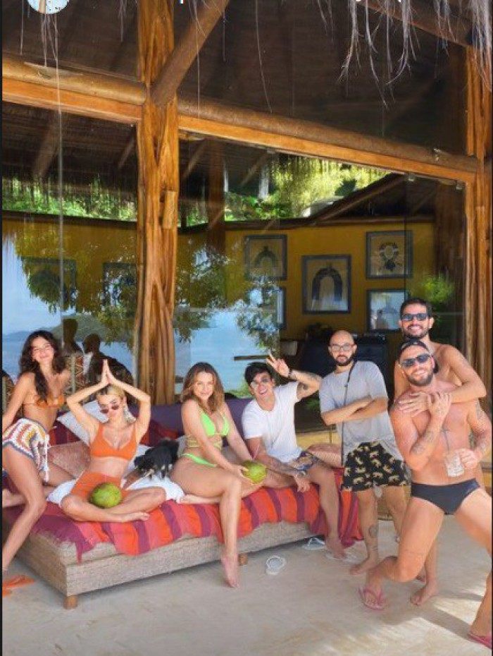 Bruna Marquezine, Rafa Kalimann e Manu Gavassi posam com os amigos