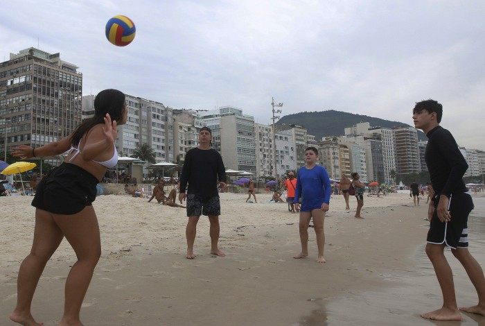 Cariocas e turistas aproveitam o dia na orla da Praia de Copacabana, Zona Sul do Rio