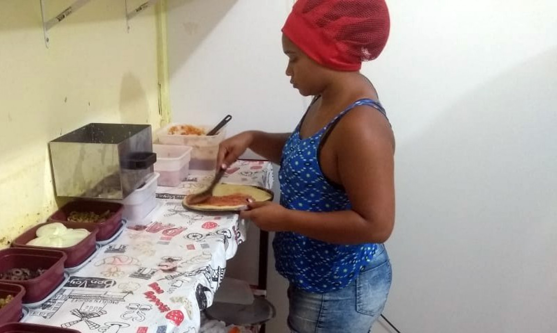 A esposa do empreendedor é quem cuida da cozinha da pizzaria - Arquivo Pessoal