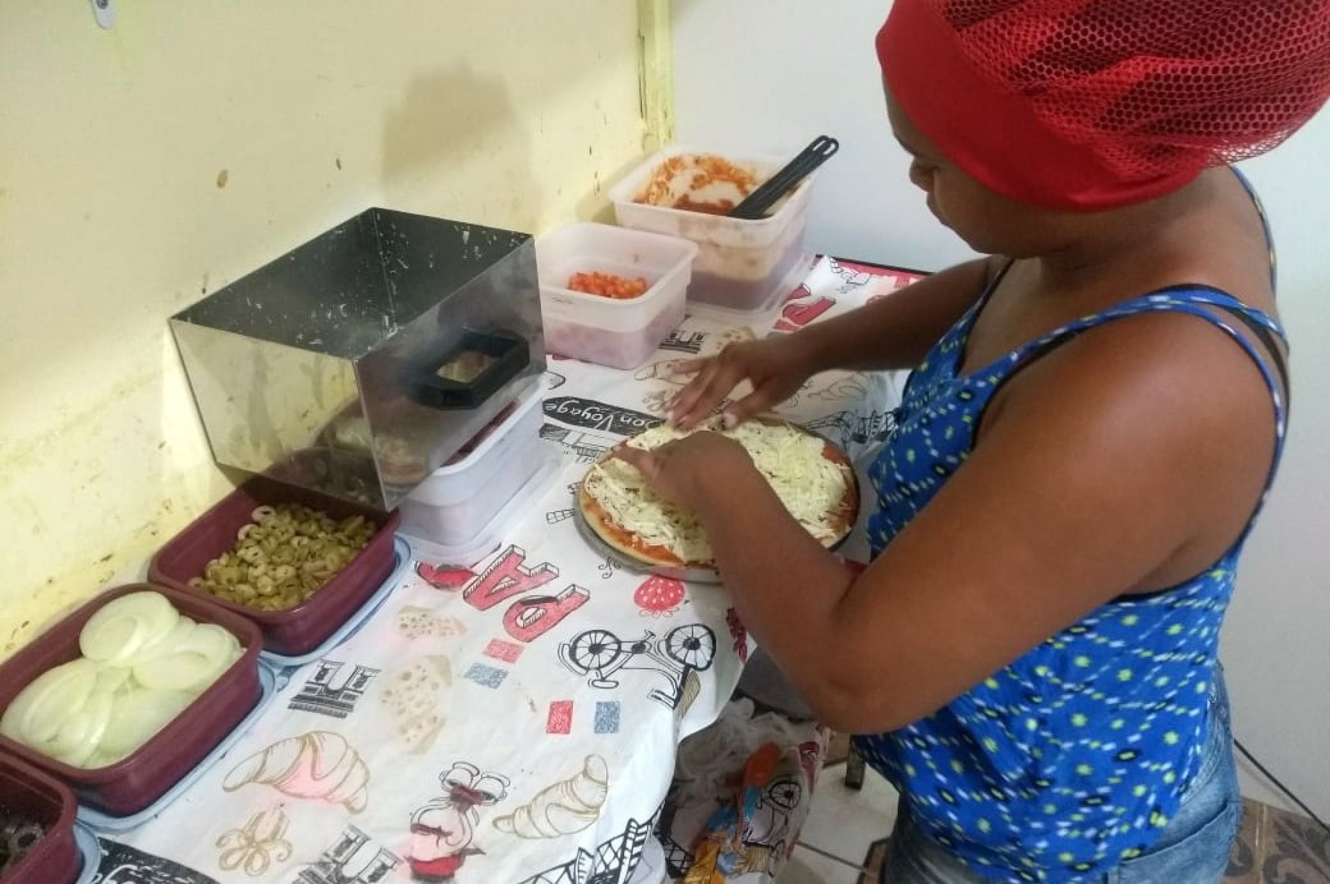 A esposa do empreendedor é quem cuida da cozinha da pizzaria - Arquivo Pessoal