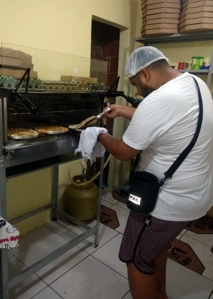 Ygor também cuida do forno da PPizza - Arquivo Pessoal