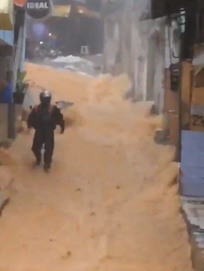 Rocinha foi uma das regi&otilde;es mais afetadas pela chuva - Reprodu&ccedil;&atilde;o / Internet