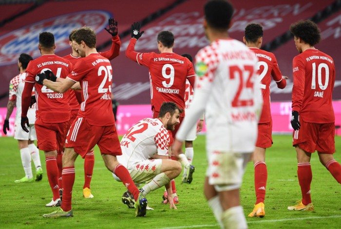 Bayern Munich's team celebrates the 5-2 during the German first division Bundesliga football match FC Bayern Munich v Mainz 05 on January 3, 2021 in Munich, southern Germany. (Photo by Andreas GEBERT / POOL / AFP) / DFL REGULATIONS PROHIBIT ANY USE OF PHOTOGRAPHS AS IMAGE SEQUENCES AND/OR QUASI-VIDEO