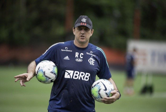Rogério Ceni chega com as bolas para comandar o treino de ontem