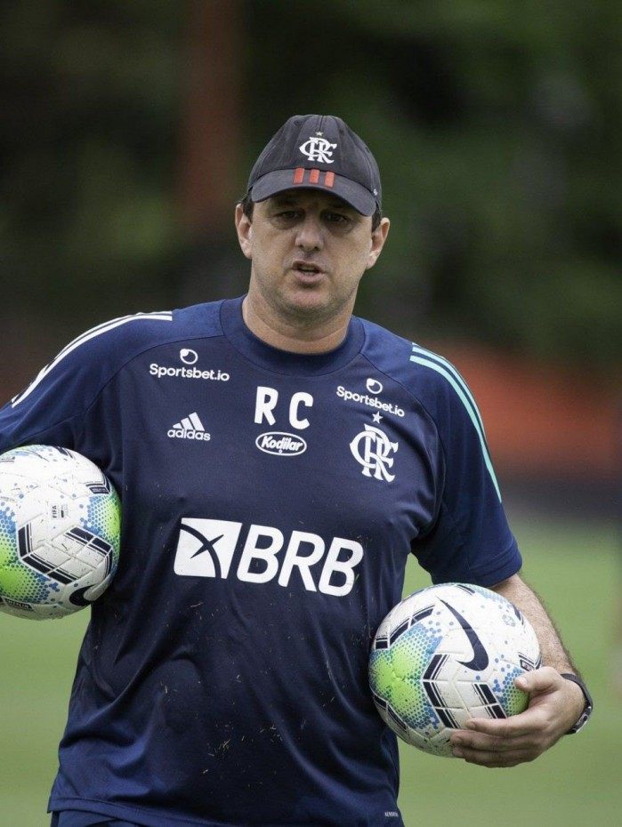 Rog&eacute;rio Ceni chega com as bolas para comandar o treino de ontem