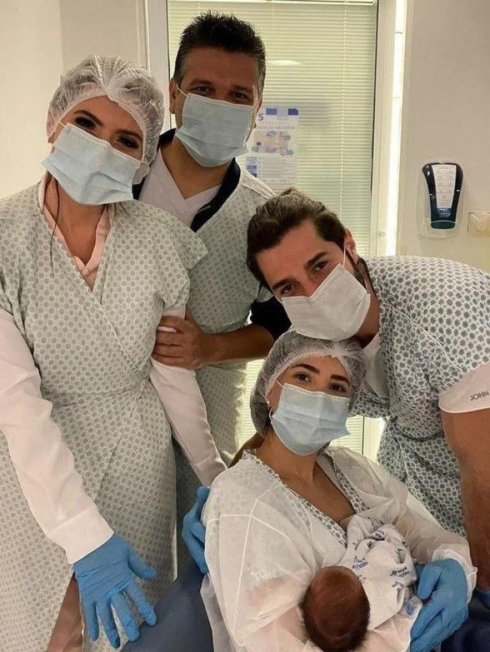 Domingos e Erica Mantelli ao lado de Alo, Romana Novais e Raika