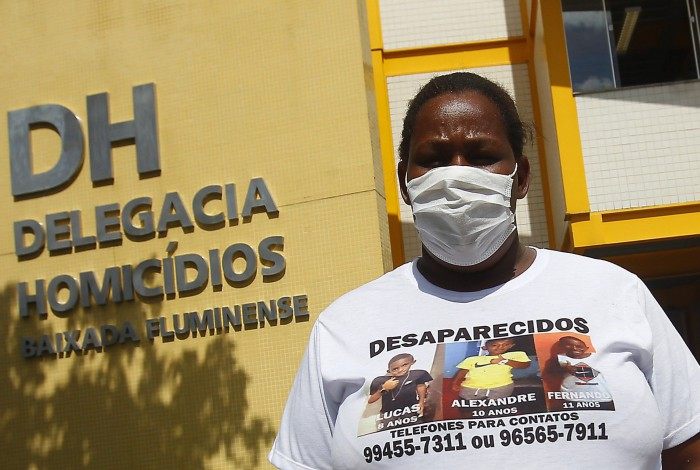 Familiares das crianças desaparecidas em Belford Roxo, na Baixada Fluminense, na Delegacia de Homicídios (DHBF)