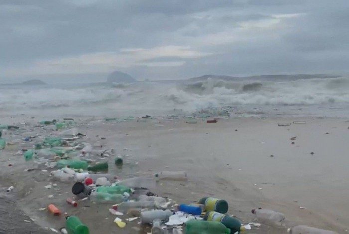 Grande quantidade de lixo acumulado na Praia de São Conrado