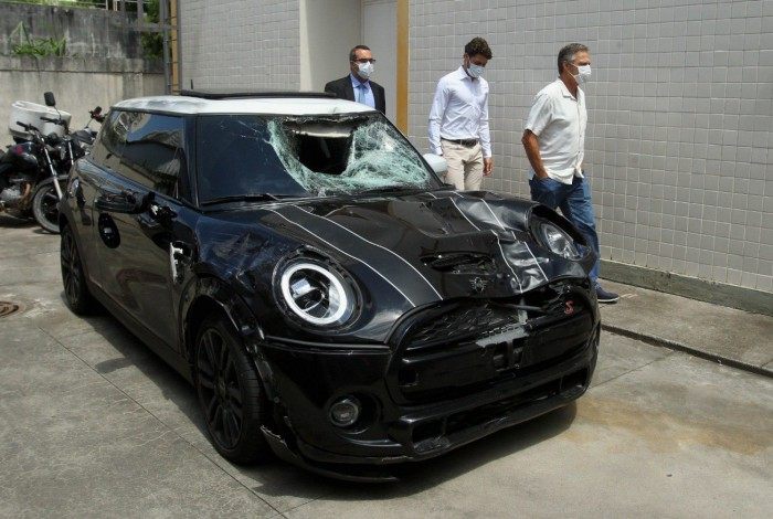 Marcinho, ex-Botafogo, deixa a delegacia ao lado do pai