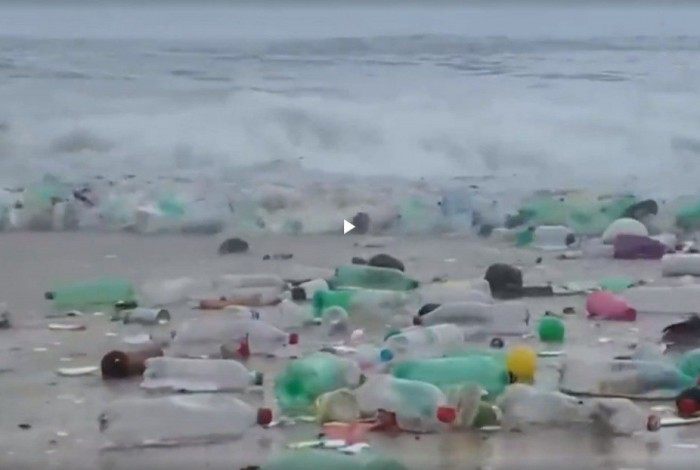 'Onda de lixo' na Praia de São Conrado, após as fortes chuvas no primeiro fim de semana do ano