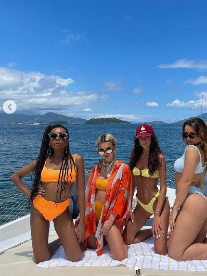 Bruna Marquezine, Manu Gavassi, Thelma Assis e Rafa Kalimann