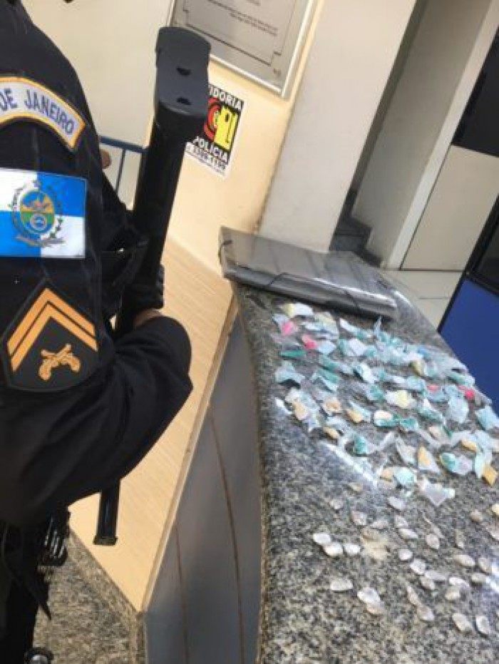 PM apreende entorpecentes no bairro Roma, em Volta Redonda - Divulgação/ PM