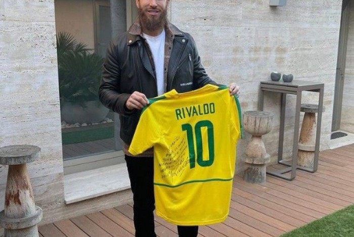 Sérgio Ramos recebe presente de Rivaldo