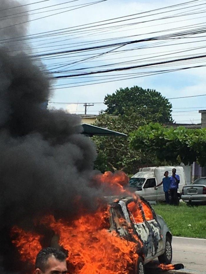 Criminosos atearam fogo em carro no bairro Imbari&ecirc;, em Duque de Caxias
