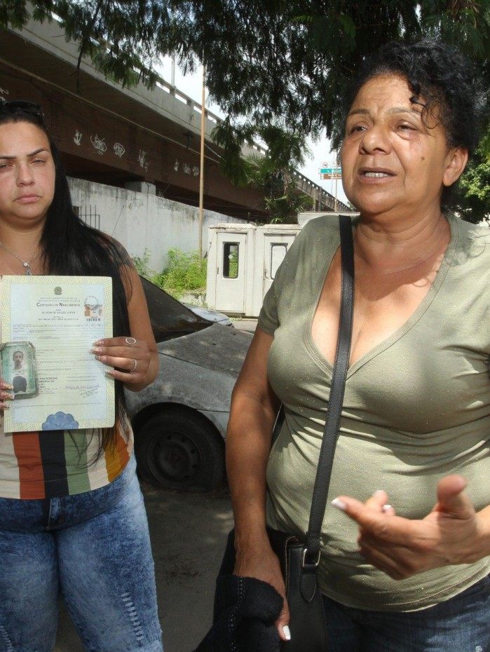 Parentes estiveram no IML para reconhecer o corpo de Gilson. Na foto, &agrave; esquerda, Raquel Lopes, sobrinha, e Rosemary Lopes, irm&atilde;.
