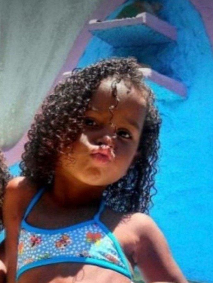  Rhyanna Mendes de Souza, de seis anos, brincava no quintal de casa quando foo atacada pelo animal. 