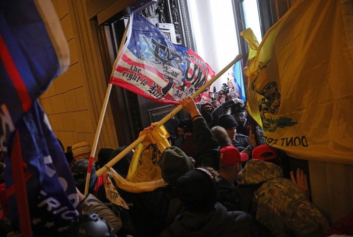 Apoiadores de Trump invadem Capitólio após confronto com a polícia