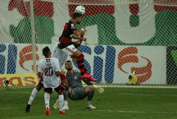 Flamengo e Fluminense se enfrentam no Maracanã pela 28ª rodada do Campeonato Brasileiro. Gol do Arrascaeta