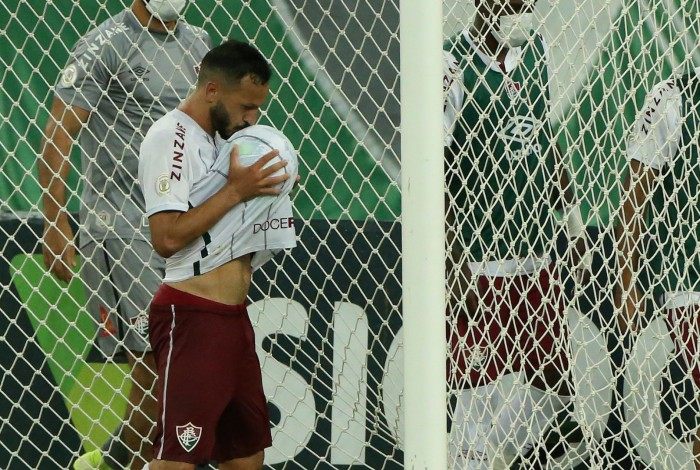 Yago Felipe beija a bola após decretar a virada do Tricolor, ontem, no Maracanã