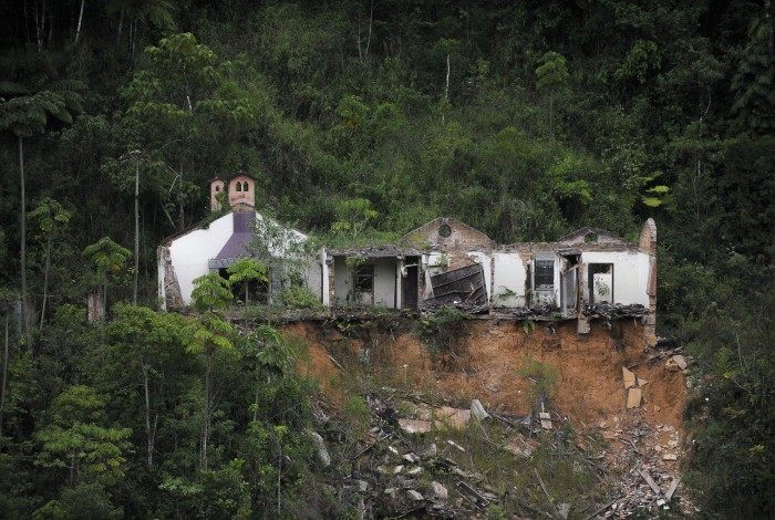 Teresópolis - Casa destruída e abandonada no bairro da Granja Florestal 