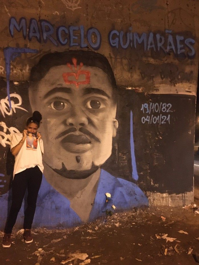 Vitória ao lado do grafite em homenagem ao pai: ela postou texto emocionante na internet