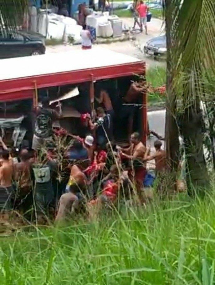 Caminhão de cerveja é saqueado na Vila Kennedy, Zona Oeste do Rio