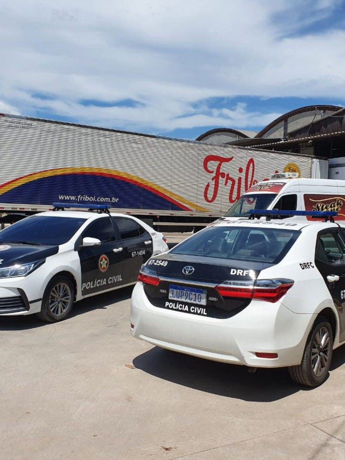Agentes da Pol&iacute;cia Civil durante a&ccedil;&atilde;o para recuperar toneladas de carnes roubadas