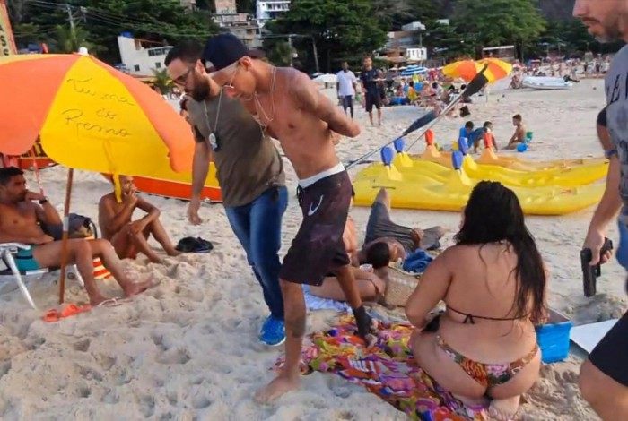 Polícia prende foragido da justiça na praia de Itaipu, em Niterói