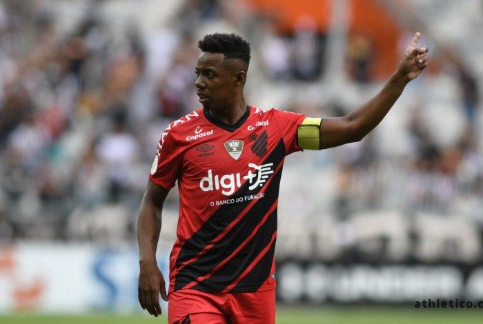 Wellington em ação pelo Athletico