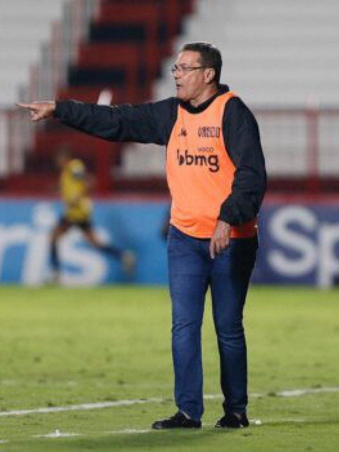 Vanderlei Luxemburgo demorou a corrigir os problemas no meio de campo do Vasco e a reação aconteceu tarde demais