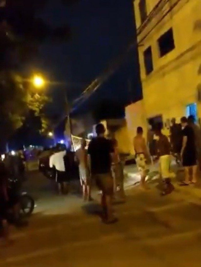 Moradores comemoram prisão de dois homens em Senador Camará - Foto: Reprodução / Twitter