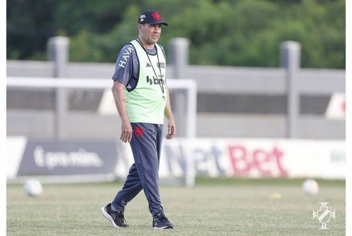 O técnico Luxemburgo no treino do Vasco