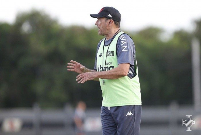O técnico Luxemburgo no treino do Vasco