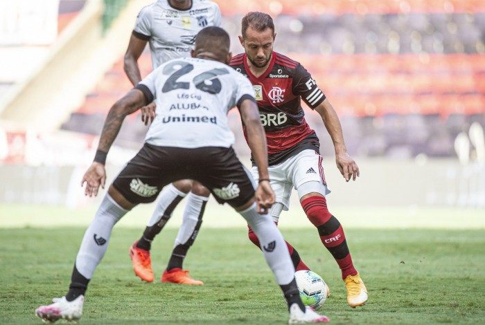Everton Ribeiro teve atuação apagada na derrota para o Ceará 
