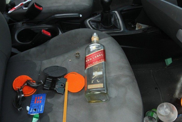 No carro havia uma garrafa de whisky 