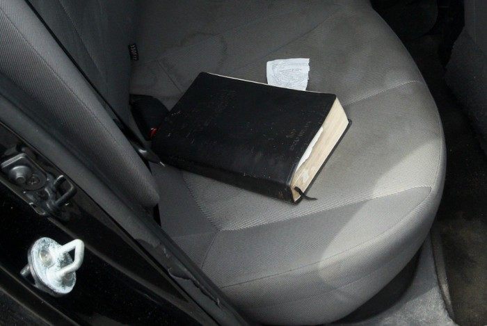 No carro havia uma bíblia 
