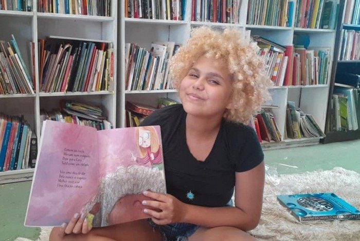 Com apenas 13 anos, Lua conseguiu montar uma biblioteca nos Tabajaras