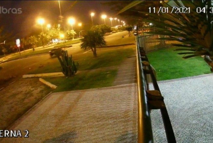 Câmeras de segurança registram momento em que ciclista é atropelado e morto