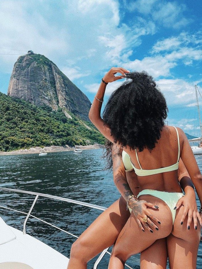 Ludmilla e Brunna Gon&ccedil;alves fazem passeio de barco