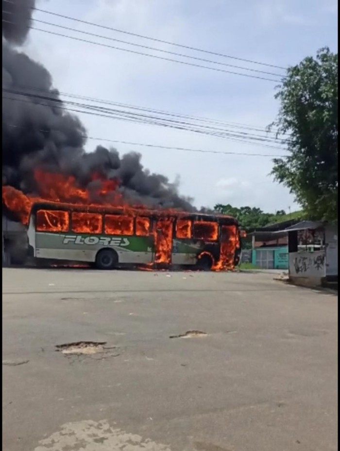 O ônibus incendiado foi posto atravessado na rua para impedir a passagem da polícia. A PM controlou a situação e reforçou a segurança 