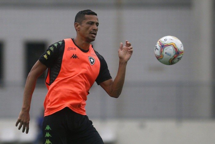O volante Cícero pode ficar no Botafogo até o final de 2021