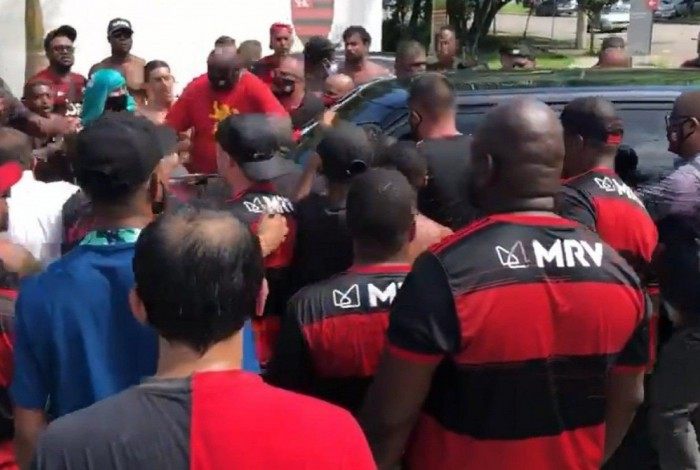 Torcedores do Flamengo cercam o carro de um dos jogadores