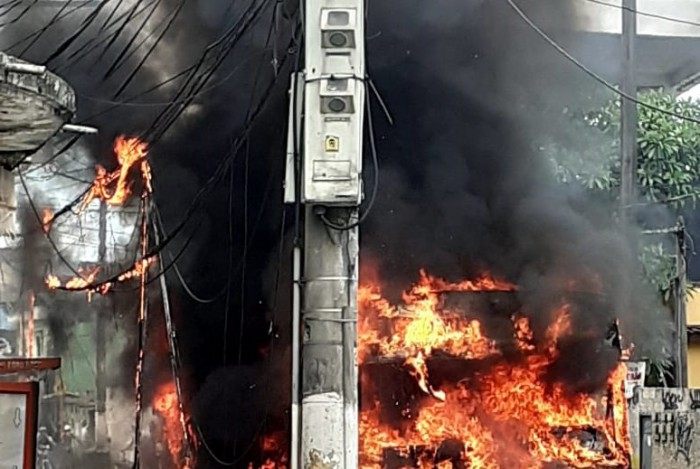 Moradores atearam fogo em &ocirc;nibus em protesto de meninos desaparecidos na Baixada, na ter&ccedil;a-feira (12)