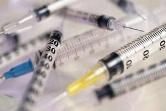 Governo do Rio começa a distribuir seringas para a campanha de vacinação contra a covid-19

