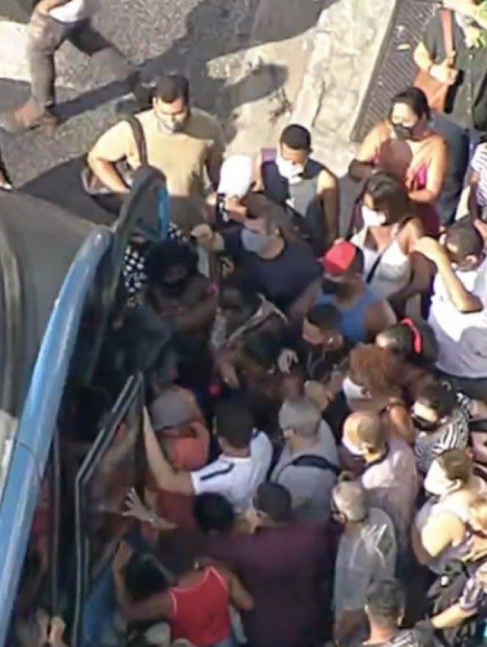 Acidente com articulado do BRT causa tumulto e aglomeração na Taquara